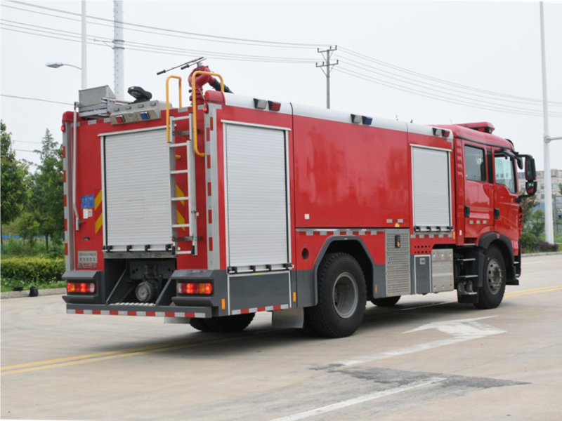 重汽豪沃8T水罐消防車(chē)