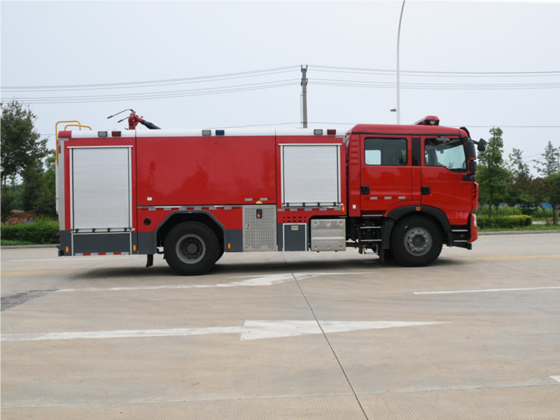 重汽豪沃8T水罐消防車(chē)